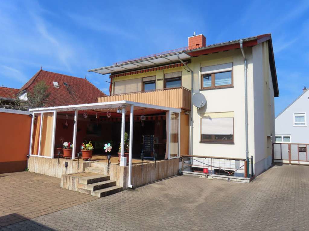 Immobilie in Oberhausen-Rheinhausen - Zweifamilienhaus mit attraktiver ganzjährig nutzbarer Terrasse in Oberhausen - Bild 1