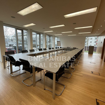 Hochwertig ausgestattete Bürofläche mit Domblick!