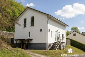 BERK Immobilien – Freistehendes Einfamilienhaus mit Wallbox, PV und gepflegtem Zustand – Die vollständige Adresse der Immobilie erhältst du vom Anbieter., 63768 Hösbach – Vorschaubild 2