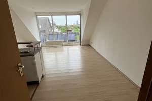 schöne 44 m² Dachgeschoss Wohnung mit Balkon und Einbauküche
