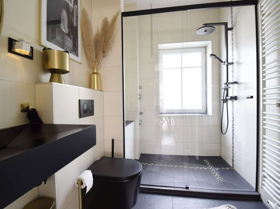 Badezimmer mit Dusche im EG