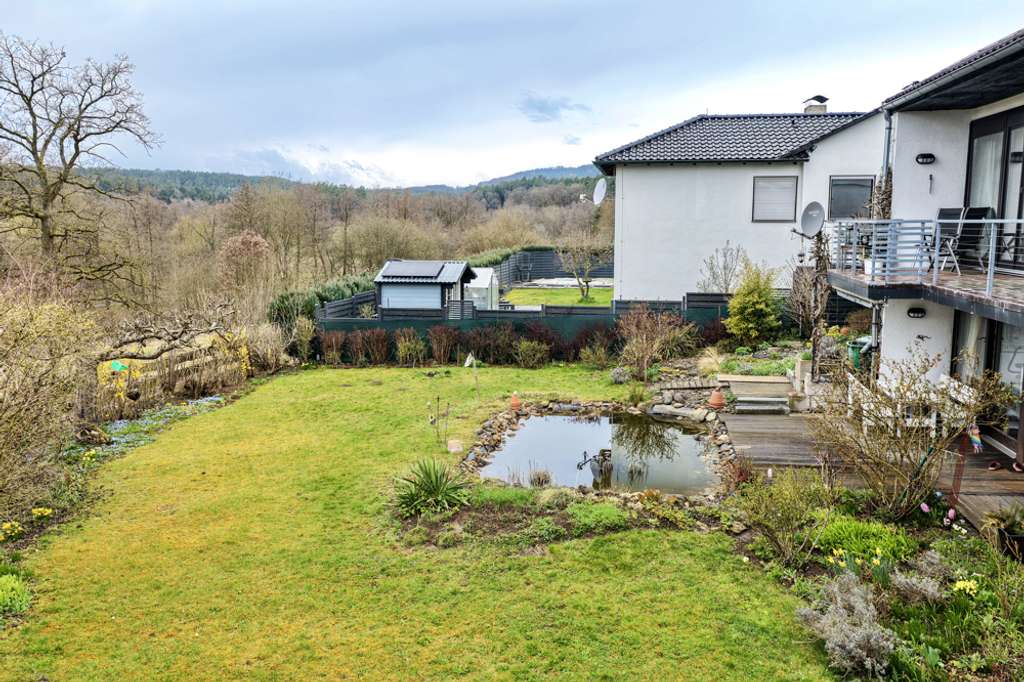 Immobilie in Kulmbach - Alleinstehendes Einfamilienhaus mit Einliegerwohnung und Doppelgarage in Massivbauweise - Bild 2