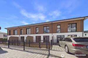 Erstbezug! Neubau-Reihenhaus mit Garten und Einbauküche in ruhiger Lage – Die vollständige Adresse der Immobilie erhältst du vom Anbieter., 93073 Neutraubling – Vorschaubild 1
