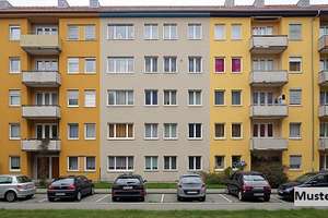 Dreifamilienhaus und 2 Garagen