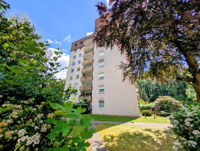 Natur nah, Stadt nah: 4 Zimmer, Südbalkon & eine eigene Garage.