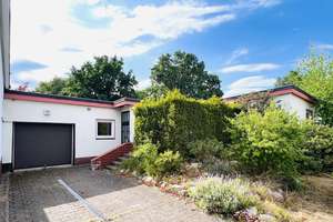 In ruhiger Grünlage: Renovierungsbedürftiger Reihenbungalow mit zwei Terrassen und Einliegeroption – Die vollständige Adresse der Immobilie erhältst du vom Anbieter., 14165 Zehlendorf, Berlin – Vorschaubild 2