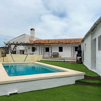 KOMPLETT RENOVIERTES BAUERNHAUS MIT PRIVATEM POOL!!!