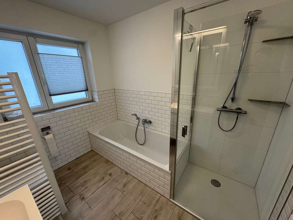 Immobilie in Stollberg/Erzgebirge - Haus im Haus ! Traumwohnung mit EBK, Balkon, Terrasse, Privatgarten, Topaussicht & Ausstattung. - Bild 4