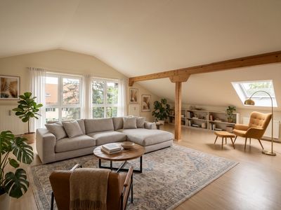 Helle 3-Zimmer-Dachgeschosswohnung mit Einbauküche und Gartenmitnutzung in Pöcking-Aschering