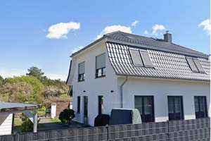 Modernes Haus mit Garten und Terrasse
