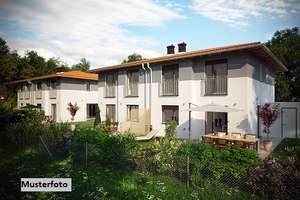 Doppelhaushälfte und Grünland (Obstbäume)