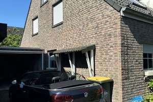 Charmante Doppelhaushälfte mit idyllischem Gärtchen und Kamin in begehrter Lage – Die vollständige Adresse der Immobilie erhältst du vom Anbieter., 47259 Huckingen, Duisburg – Vorschaubild 1