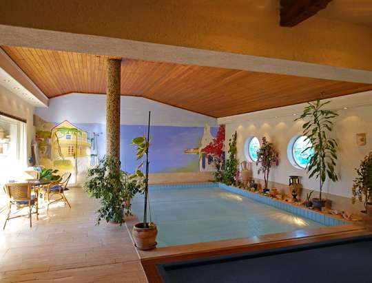 Einladendes Wohnhaus mit großer Schwimmhalle - Bild 6