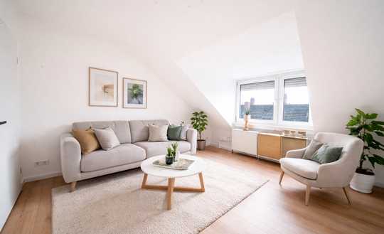 Frisch kernsanierte, lichtdurchflutete 2-Zimmer-Dachgeschosswohnung mit Balkon