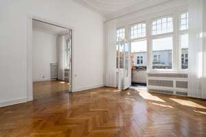 Klassiche 4 Zimmer - Altbauwohnung in KU DAMM Seitenstr. Stuck, Parkett, Lift und Sonnenbalkon