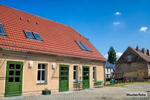 Landwirtschaftliche Hofstelle - Einfamilienhaus nebst Land- und Forstwirtschaftsflächen