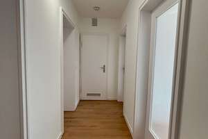 Schöne familienfreundliche 4-Zimmer-Wohnung mit Loggia nähe Augsburg-Kuhsee zu vermieten  – Mittenwalder Straße 13, 86163 Hochzoll-Süd, Augsburg – Vorschaubild 2