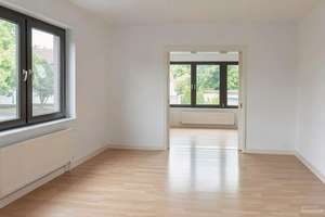 Großzügige 4-Zimmer-Wohnung mit Wintergarten, Balkon und Einbauküche