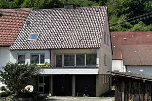 Geräumiges Haus mit großem Grundstück und Lagerflächen direkt an der Schmiech – Die vollständige Adresse der Immobilie erhältst du vom Anbieter., 89601 Schelklingen – Vorschaubild 2