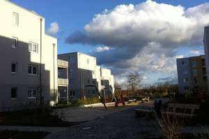 Blick in den Wiesenpark - Gemütliche 2-Zimmer-Wohnung mit sonnigem Balkon – Peter-Behrens-Straße 7/7a, 14469 Bornstedt, Potsdam – Vorschaubild 2