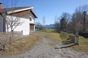 Grundstück mit Altbestand in ruhiger Ortsrandlage und schönem Alpenpanoramablick – Die vollständige Adresse der Immobilie erhältst du vom Anbieter., 83253 Rimsting – Vorschaubild 9