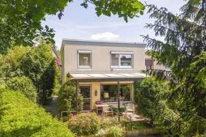 Ruhige Waldrandlage: Reihenendhaus mit sonnigem Südwest-Garten und Sauna