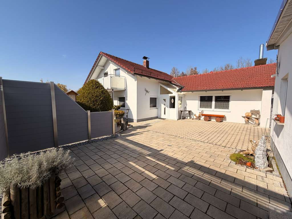 Immobilie in Frontenhausen - Gepflegtes Einfamilienhaus mit Garage und Nebengebäude in ruhiger Siedlung 84160 Frontenhausen - Bild 1