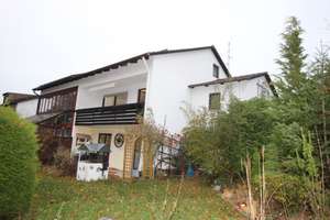 sanierungsbedürftiges Reihenhaus / Hanglage in schöner Siedlungslage - 748 – Die vollständige Adresse der Immobilie erhältst du vom Anbieter., 84347 Pfarrkirchen – Vorschaubild 1