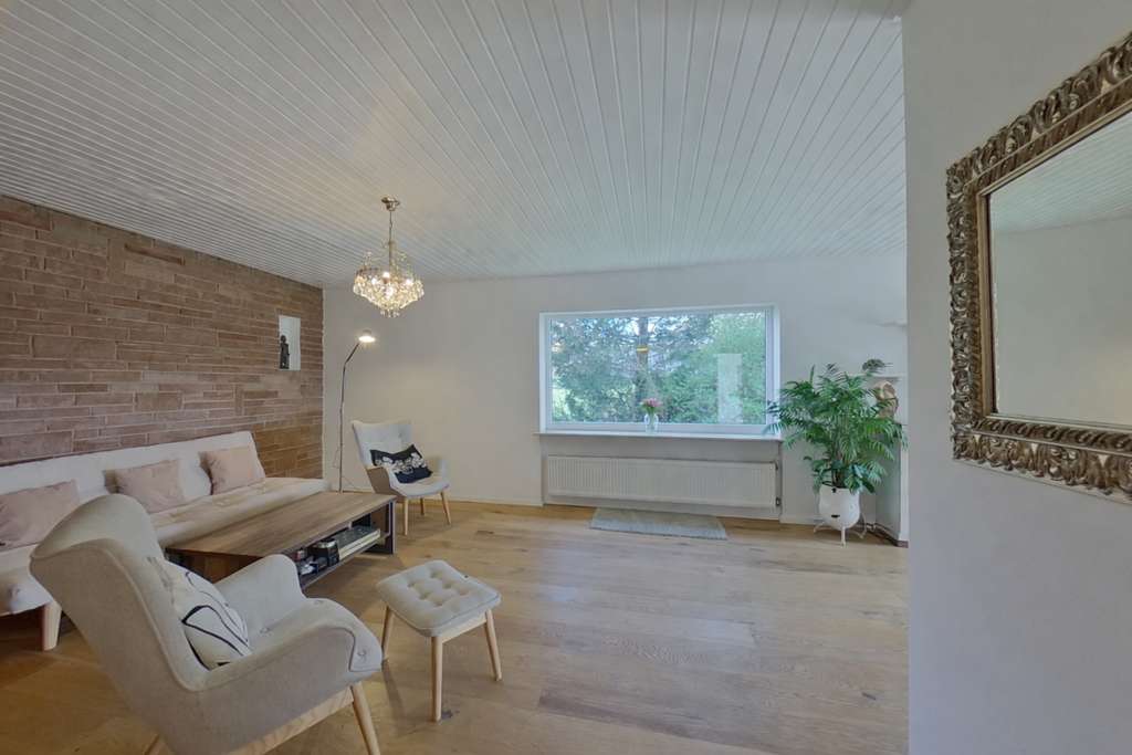 Immobilie in Bottenbach - Einziehen & Wohlfühlen: Stilvoller Bungalow mit Fernblick, großem Garten und eigener Wellnessoase - Bild 2