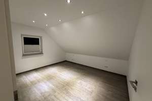 Moderne, sehr hochwertig ausgestattete 4,5 Zimmer-DG-Wohnung * EBK * großer Balkon * TG-Stellplatz – 71069 Sindelfingen – Vorschaubild 8