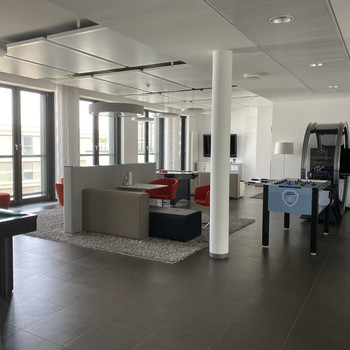 modernes Büro zur Untervermietung mit Blick über Berlin