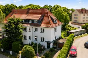 Attraktives Mehrfamilienhaus mit 3 Wohnungen, 8 Garagen, Süd-West Grundstück in Top-Lage!