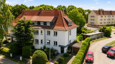 Attraktives Mehrfamilienhaus mit 3 Wohnungen, 8 Garagen, Süd-West Grundstück in Top-Lage!