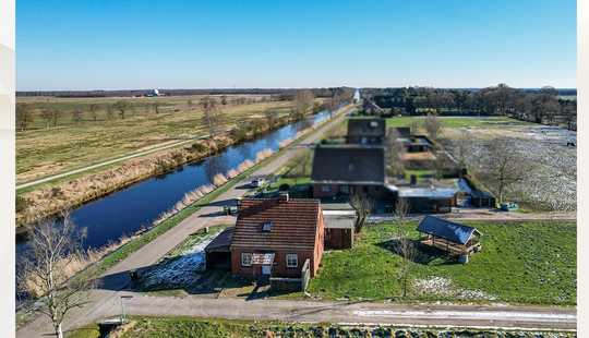 Bild von Großzügiges Grundstück mit Haus direkt am Ems-Jade-Kanal