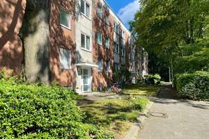 4- Zimmer Wohnung mit Balkon und Keller in Düsseldorf Garath - Frei ab 01. August