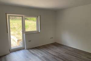 RENOVIERTE-EG-WOHNUNG MIT TERRASSE IN RUHIGER LAGE!