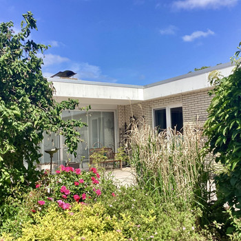 Großzügiger Winkelbungalow in grüner Oase