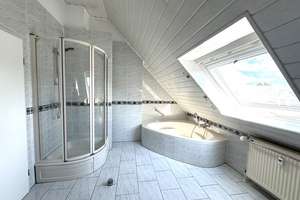 60437 Frankfurt (Nieder-Erlenbach), Maisonette Wohnung, Wfl. ca.130m²,4Zi,EBK,2Bä, 2 Balk, Stellpl. – Die vollständige Adresse der Immobilie erhältst du vom Anbieter., 60437 Nieder-Erlenbach, Frankfurt am Main – Vorschaubild 12