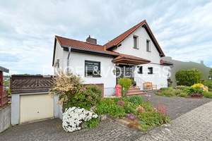 Vermietetes Einfamilienhaus mit Einliegerwohnung in ländlicher Lage – Die vollständige Adresse der Immobilie erhältst du vom Anbieter., 56305 Puderbach – Vorschaubild 1