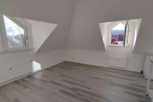 Helle 2-Zimmer-Dachgeschosswohnung mit Balkon, Einbauküche und 2 Stellplätzen in Eisenberg – Goethestraße 12, 67304 Eisenberg (Pfalz) – Vorschaubild 3