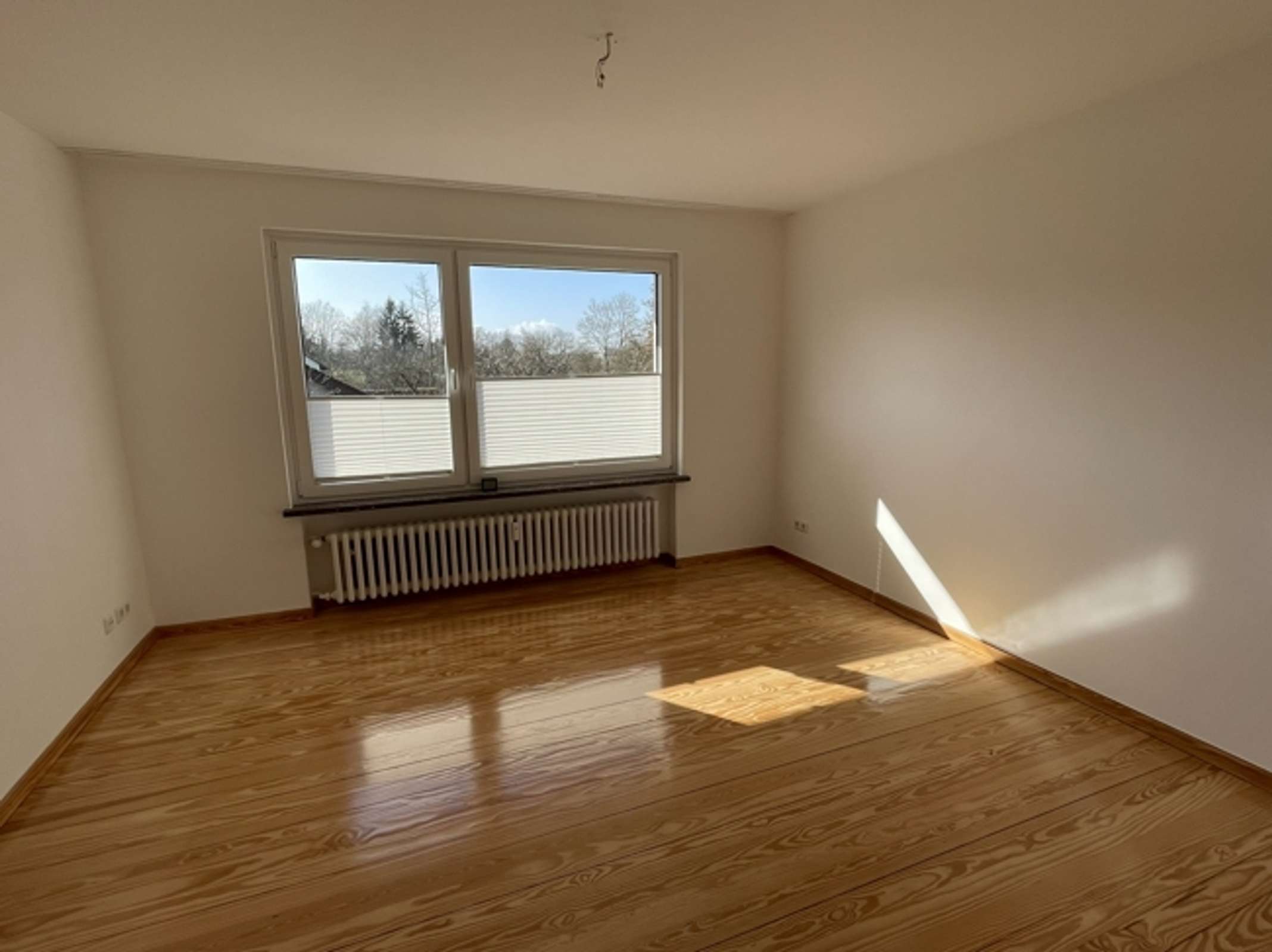 Eigennutzung und Kapitalanlage: Repräsentatives Zweifamilienhaus mit herrlichem Grundstück