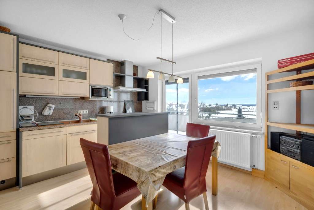 Immobilie in Pressath - Fernsicht geboten! Gepflegtes Dreifam.-Haus mit zwei Garagen und Carport - Bild 6