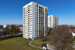Weitblick garantiert – 3-Zimmer-Wohnung mit Loggia und Gemeinschaftsschwimmbad in Ludwigsfeld – Breslauerstraße 18, 89231 Neu-Ulm – Vorschaubild 1