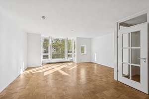 Bezugsfreie und renovierte Wohnung mit Balkon – unkompliziert zur 3-Zimmer-Wohnung umbaubar – Die vollständige Adresse der Immobilie erhältst du vom Anbieter., 13597 Spandau (Ortsteil), Berlin – Vorschaubild 1
