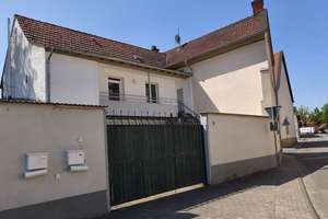 Sofort frei - - Wohnung mit Einbauküche, 2 Heizöfen als Bonus in gemütlichem Eckhaus mit Stellplatz