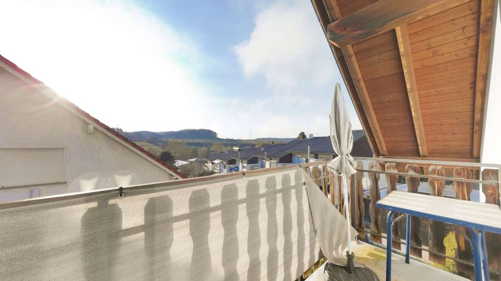 Immobilie in Wartenberg-Rohrbach - Charmante Dachgeschosswohnung im 3-Parteienhaus mit Balkon, Garten, Stellpaltz und Garage - Bild 1