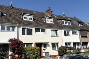 Zweifamilienhaus mit ausgebautem Dachgeschoss in ruhiger Lage mit guter Anbindung