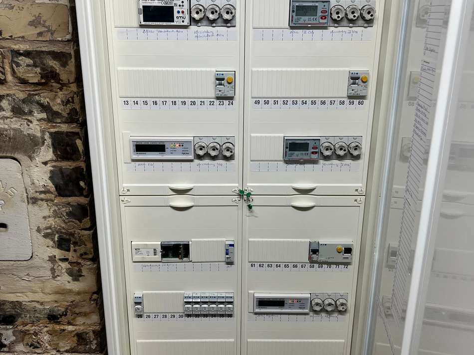 Verteilerkasten im Altbau.jpg