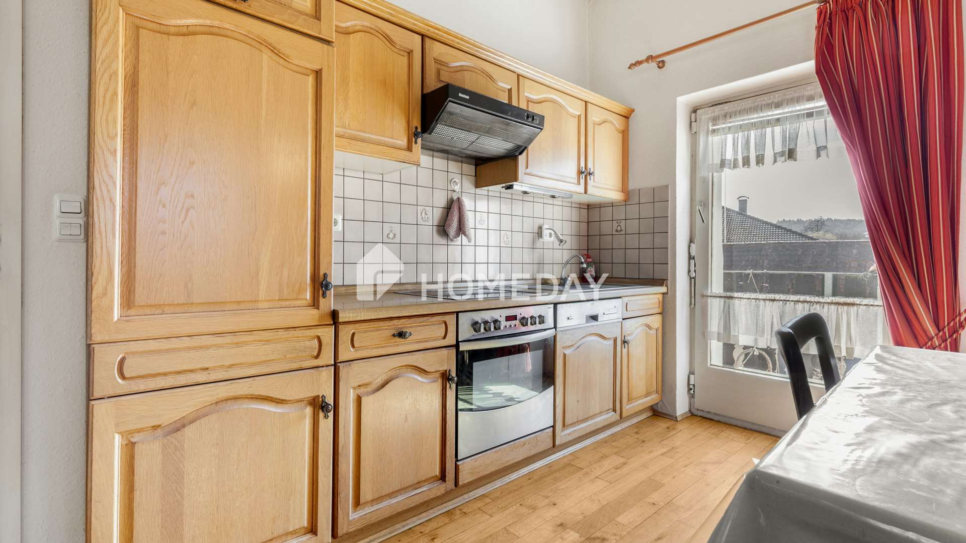 Immobilie in Neukirchen bei Sulzbach-Rosenberg - Wohnen mit Geschichte – ehemaliges Schulhaus mit großem Garten und 2 Wohneinheiten
 - Bild 14