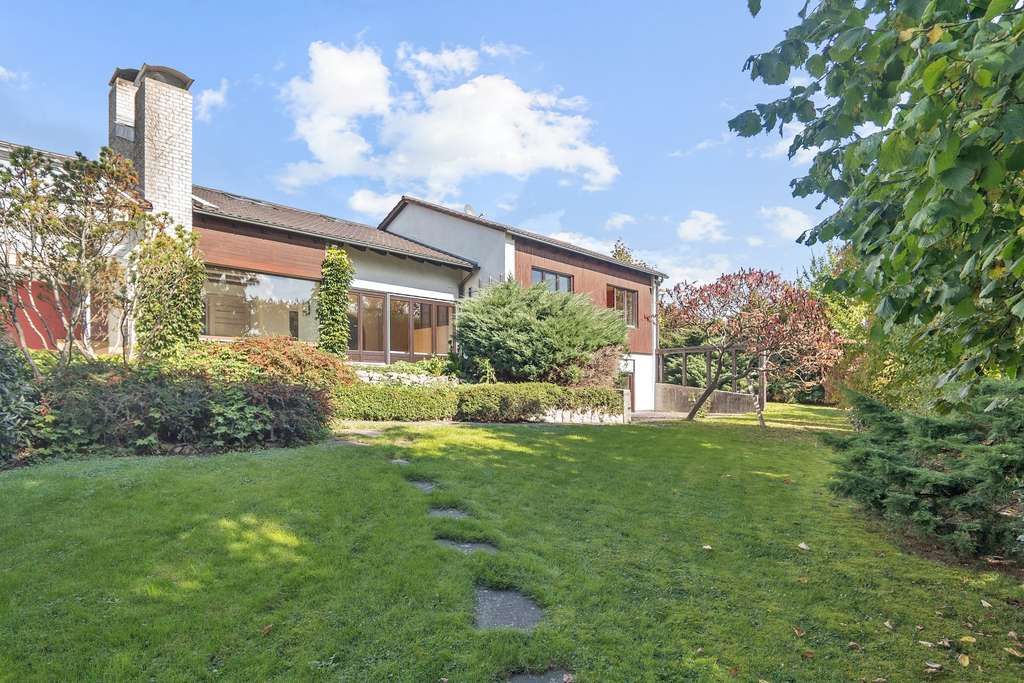 Immobilie in Eggenfelden - Wohnhaus mit Einliegerwohnung, ca. 300m². Grundstück mit Waldhütte am Bach ca. 1.700 m2 - Bild 0